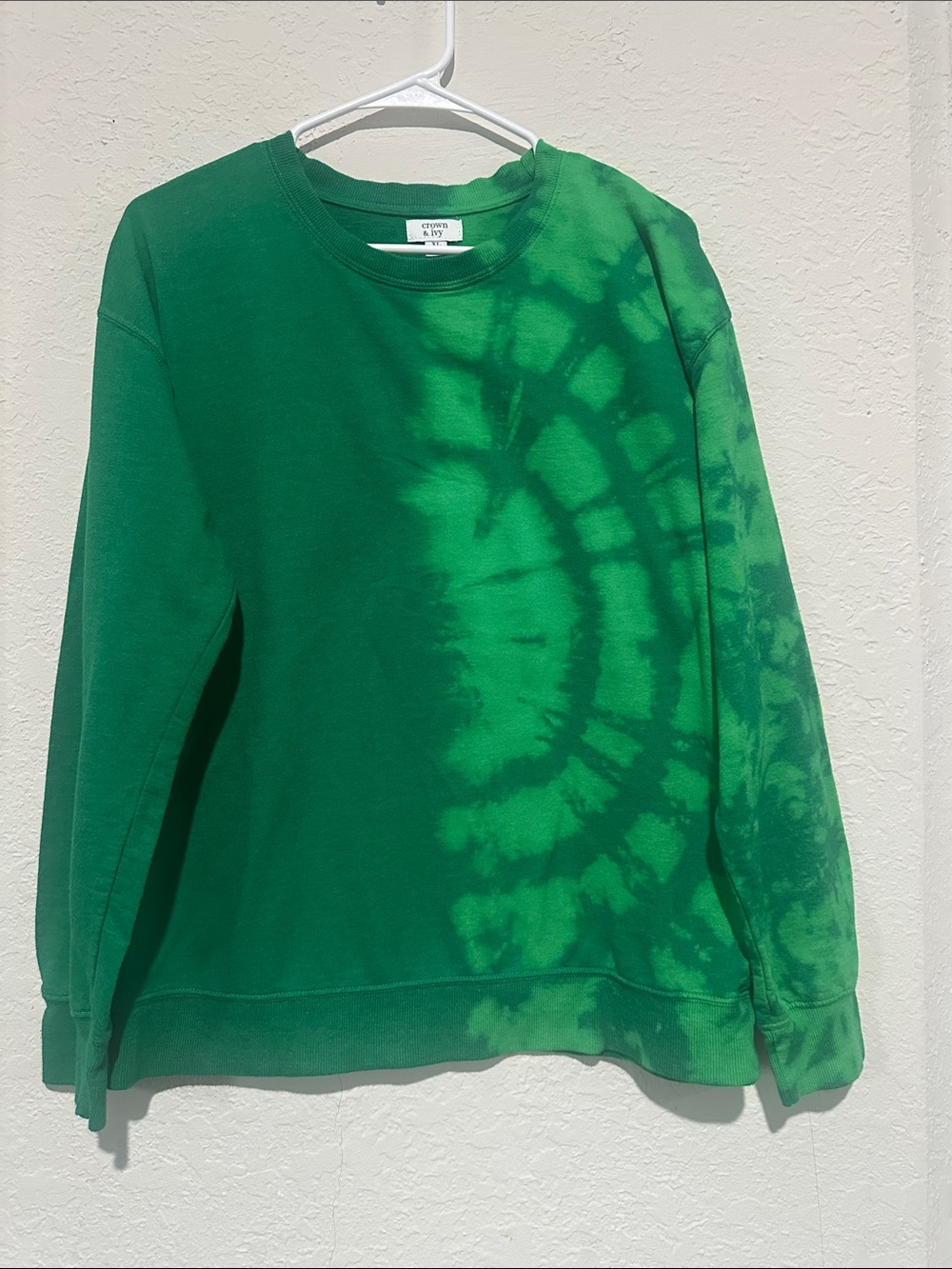 crown & ivy Green Tie-Dye Crewneck Sweater